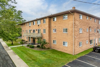 Stoneybrook Apartments in Bedford, OH - Foto de edificio - Building Photo