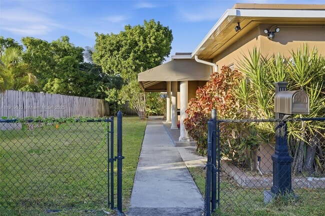 2445 SW 18th St in Miami, FL - Building Photo - Building Photo