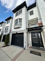 3 Harbor Front Ct in Elizabeth, NJ - Building Photo