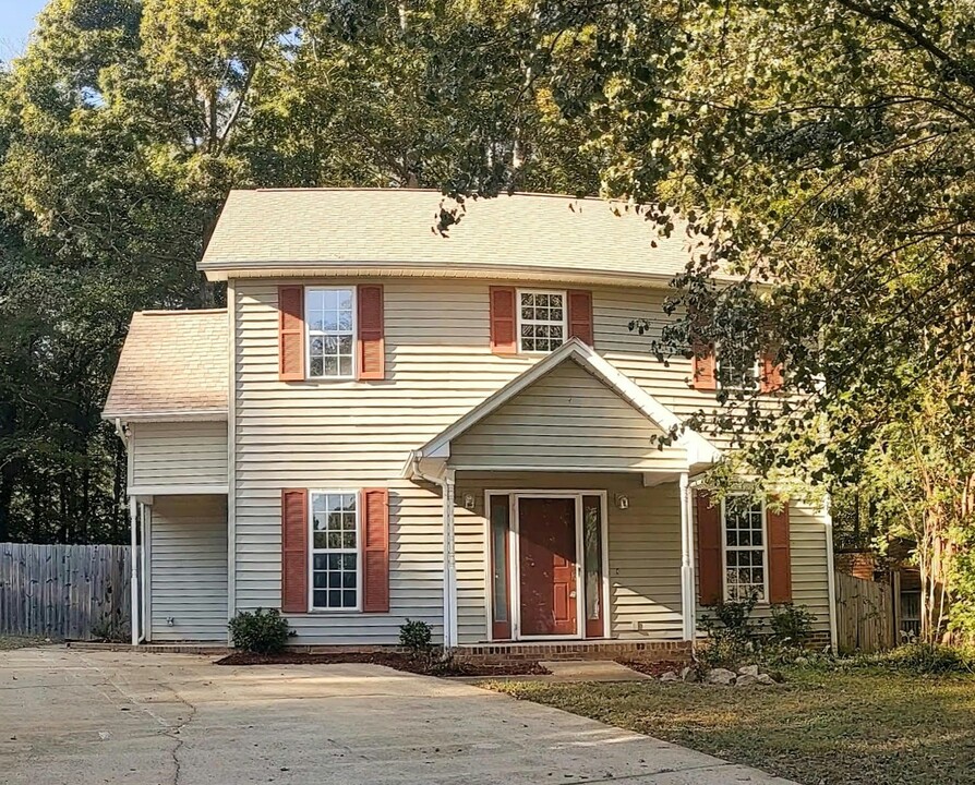 2101 Magnolia Ln in Hillsborough, NC - Building Photo