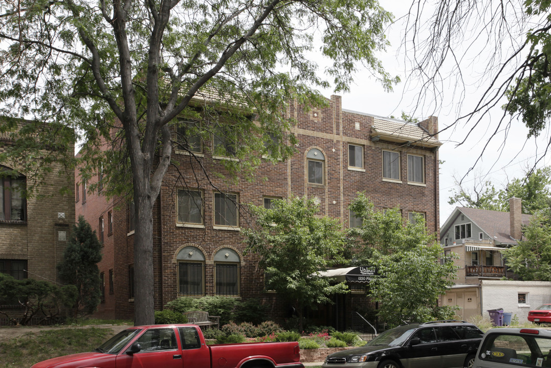 Yalun Apartments in Denver, CO - Foto de edificio