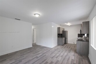 2325 NW 29th St in Miami, FL - Building Photo - Building Photo