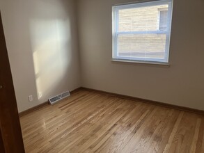 3050 W Fardale Ave, Unit lower in Milwaukee, WI - Building Photo - Building Photo
