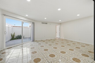 7924 Woodman Ave, Unit 3 in Panorama City, CA - Building Photo - Building Photo