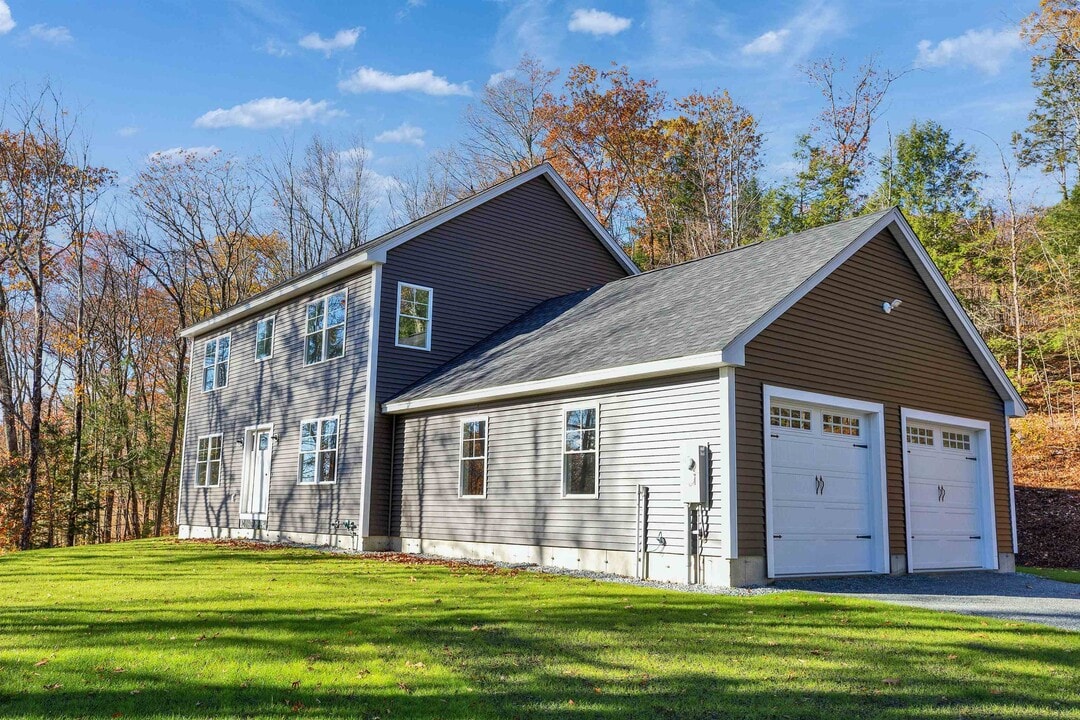 231 Putnam Hill Rd in Lyndeborough, NH - Building Photo