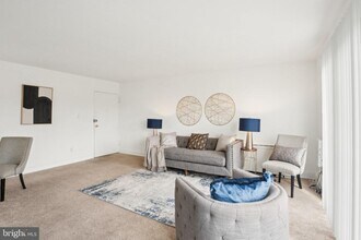 1005 Chillum Rd in Hyattsville, MD - Foto de edificio - Building Photo