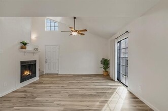 352 W Harwood Rd in Hurst, TX - Building Photo - Building Photo