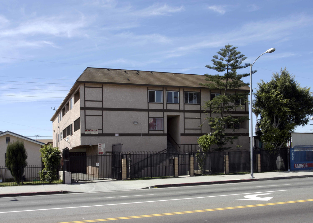 6411 S Broadway in Los Angeles, CA - Building Photo