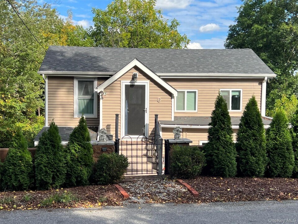 2 Avon Rd in Lake Peekskill, NY - Building Photo