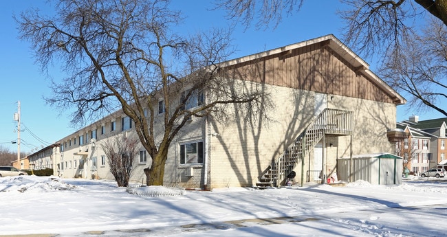 6213 S 13th St in Milwaukee, WI - Foto de edificio - Building Photo
