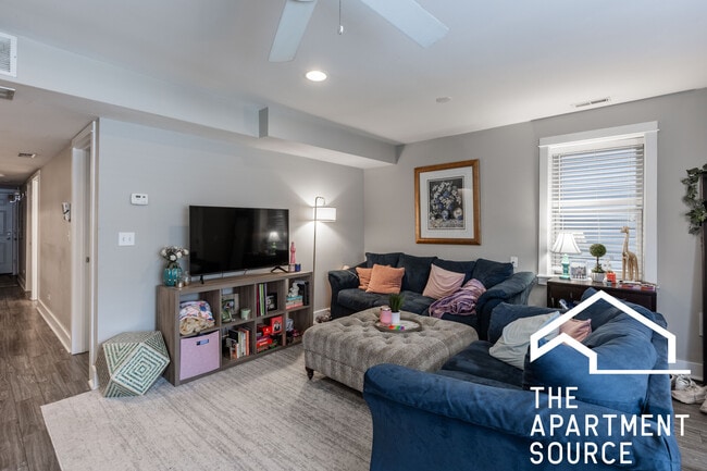 2449 N Ashland Ave, Unit 1 in Chicago, IL - Building Photo - Building Photo