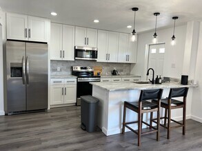 907 E Broadmor Dr, Unit Master Suite Full in Tempe, AZ - Foto de edificio - Building Photo