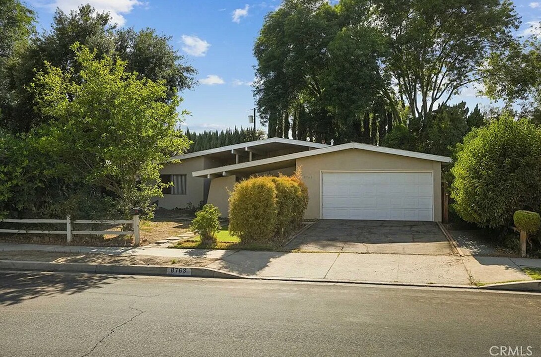 8763 Lurline Ave in Winnetka, CA - Foto de edificio