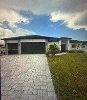 4304 NW 27th Ln in Cape Coral, FL - Building Photo