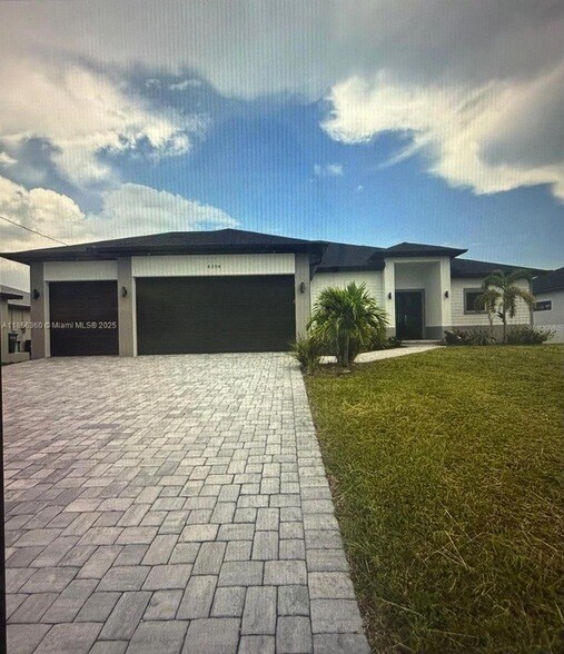 4304 NW 27th Ln in Cape Coral, FL - Building Photo