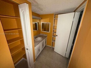 4848 NW 24th Ct, Unit 232 in Lauderdale Lakes, FL - Foto de edificio - Building Photo