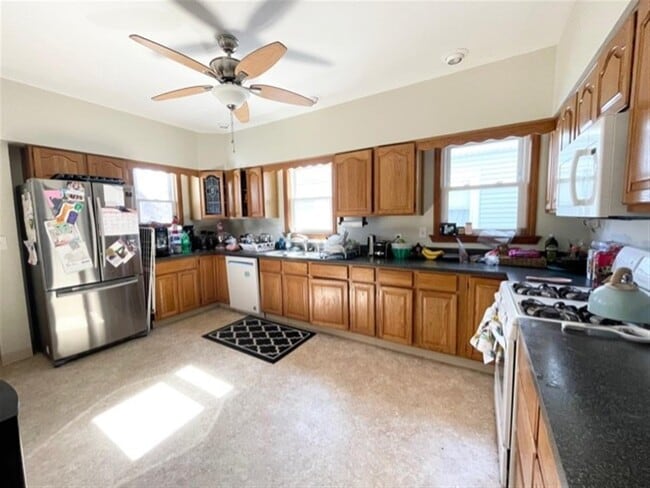 42 Lowden Ave, Unit 2 in Somerville, MA - Foto de edificio - Building Photo