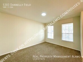 5303 Dannelly Fld in San Antonio, TX - Building Photo - Building Photo