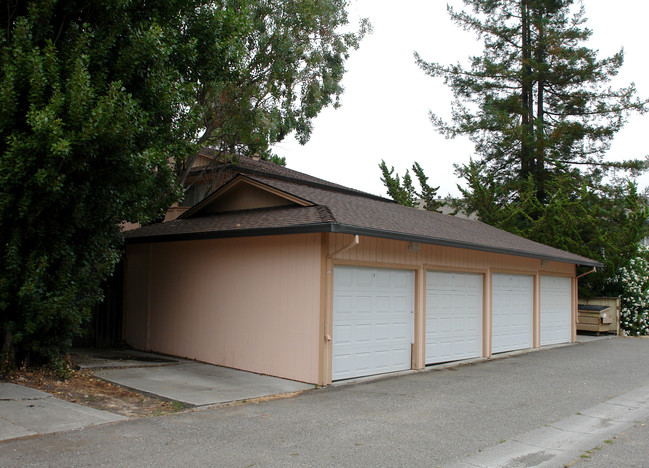 1019 Kirsten Ct in Rohnert Park, CA - Building Photo - Building Photo