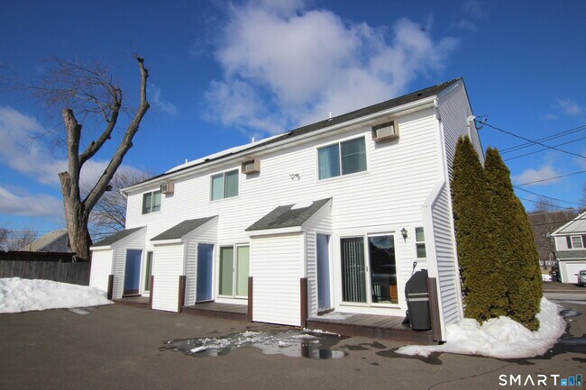 34 James St in Danbury, CT - Building Photo - Building Photo