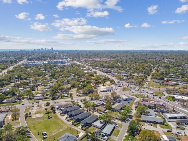 204 Northeast Jefferson Cir N in St. Petersburg, FL - Building Photo - Building Photo