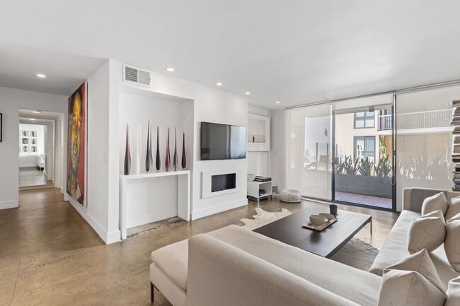 911 N Kings Rd, Unit 107 in West Hollywood, CA - Foto de edificio - Building Photo