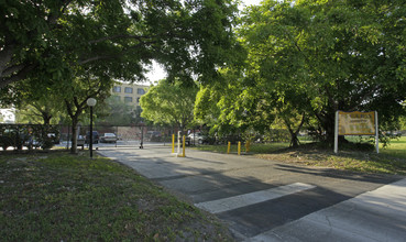 Saga Bay in Miami, FL - Foto de edificio - Building Photo