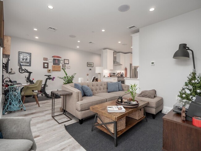45 L St, Unit 10 in Boston, MA - Building Photo - Building Photo
