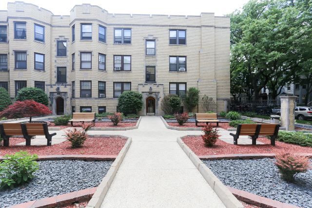 1130 W Oakdale Ave in Chicago, IL - Building Photo