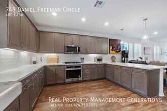 749 Daniel Freeman Cir in Inglewood, CA - Building Photo - Building Photo