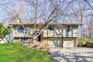 10830 34th Ave N in Minneapolis, MN - Building Photo