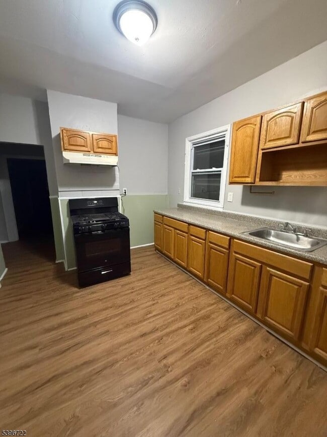 27 Kling St in West Orange, NJ - Building Photo - Building Photo