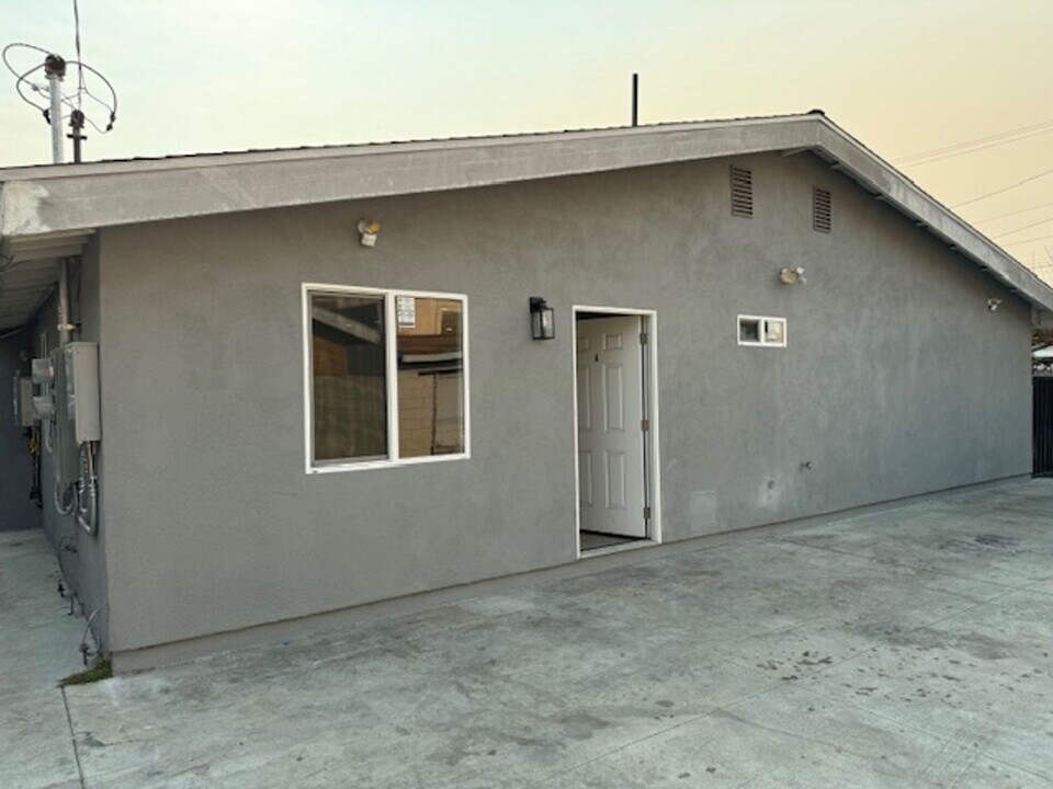 1542 1/2-1327 W Parade St in Long Beach, CA - Building Photo