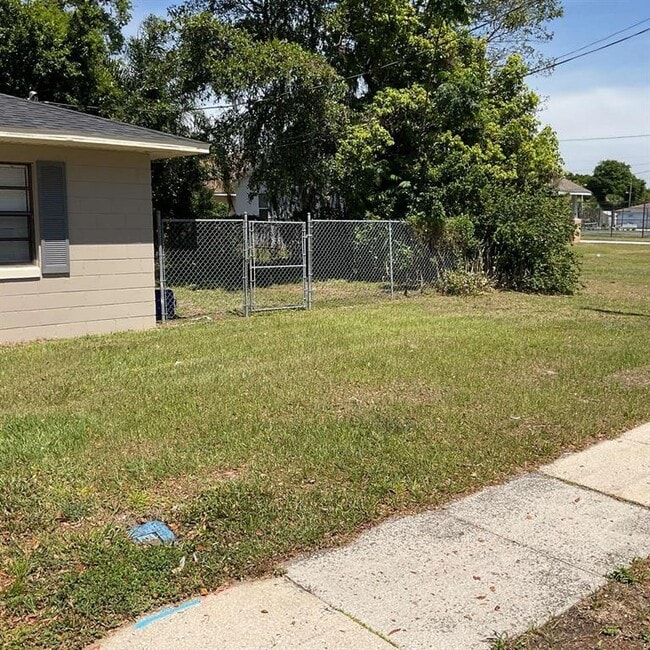 385 Lime St in Eatonville, FL - Building Photo - Building Photo