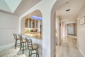 10700 NW 66th St, Unit 309 in Doral, FL - Foto de edificio - Building Photo