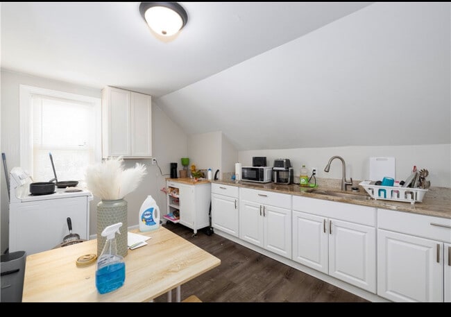 79 Vine St, Unit Unit 2 in East Providence, RI - Building Photo - Building Photo