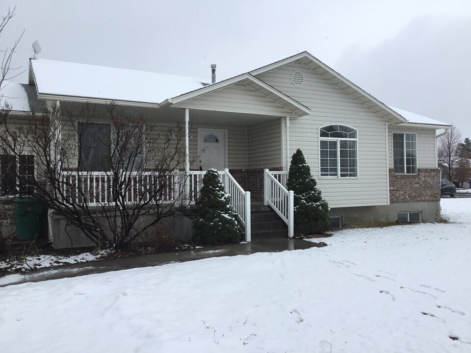 4987 W Woodbend Rd in West Jordan, UT - Building Photo