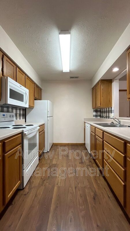 1660 Swanson Dr in Syracuse, NE - Foto de edificio - Building Photo