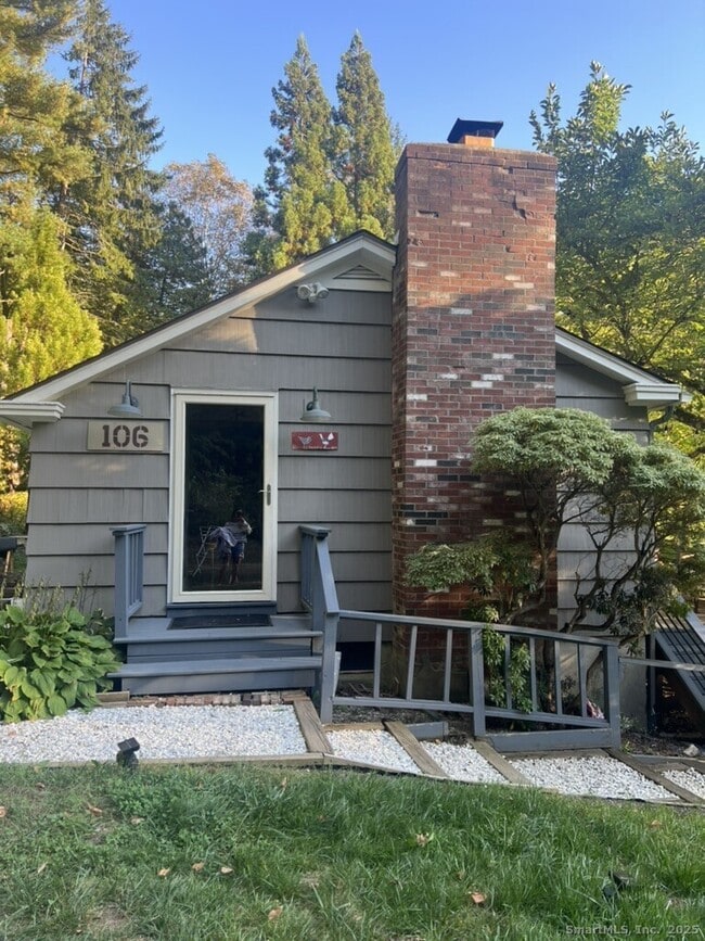 106 Injun Hollow Rd in East Hampton, CT - Building Photo - Building Photo