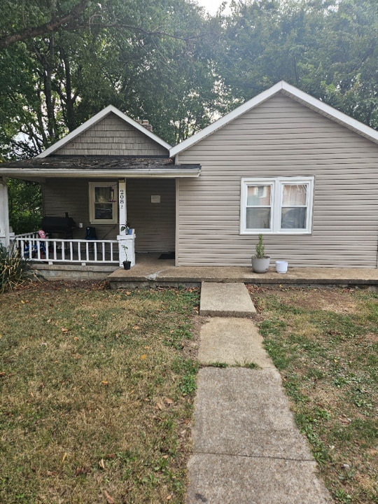 208 High St in Clarksville, TN - Building Photo