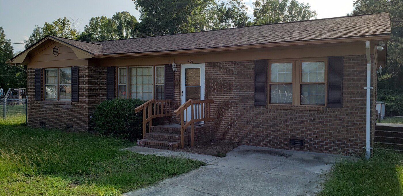 406 Village St in Bladenboro, NC - Building Photo