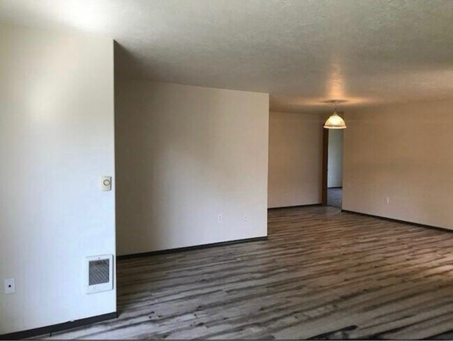 1401 W Locust St in Stayton, OR - Building Photo - Building Photo