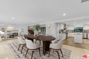 19016 Wells Dr in Los Angeles, CA - Building Photo