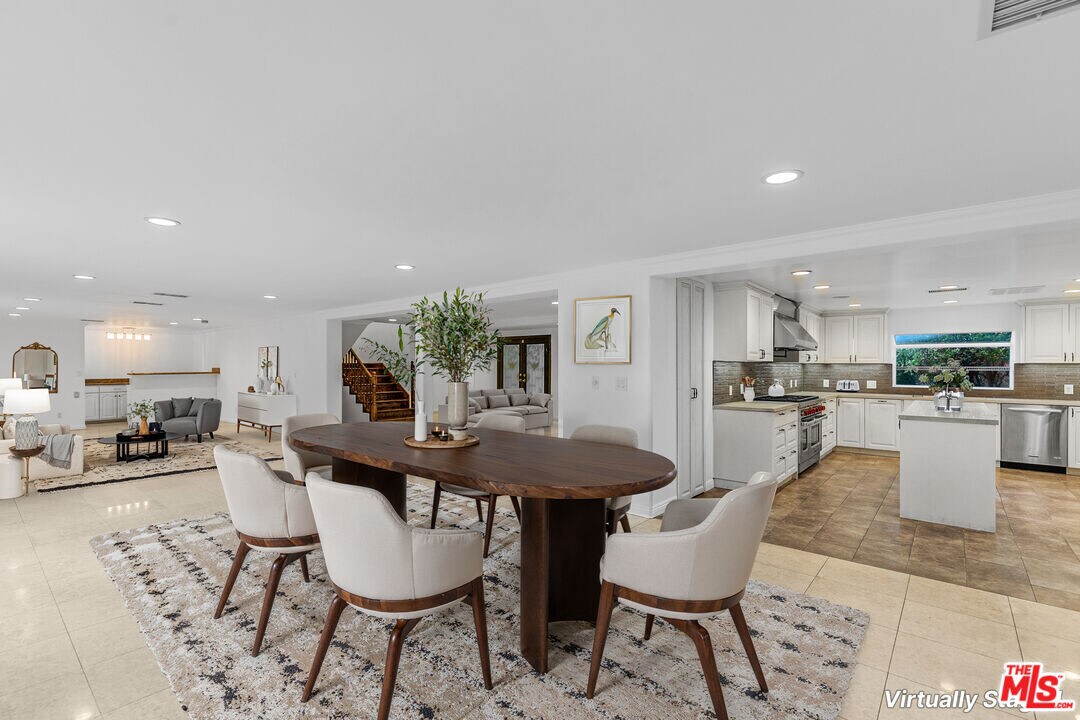 19016 Wells Dr in Los Angeles, CA - Building Photo