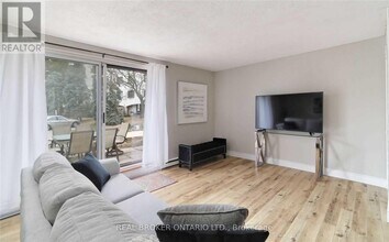 1016 Falgarwood Dr in Oakville, ON - Building Photo - Building Photo