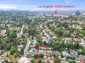 5715 Oso Ave in Woodland Hills, CA - Foto de edificio - Building Photo