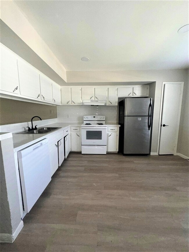 Hollyvale Apartments in Houston, TX - Building Photo - Building Photo