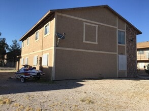 4922 Sammymel Dr, Unit Remodeled 2bed 2baths in Las Vegas, NV - Building Photo - Building Photo