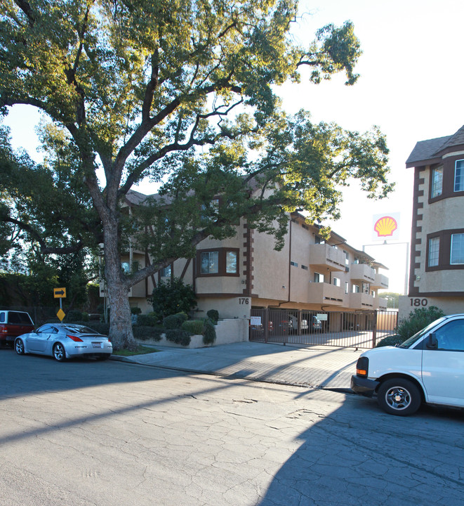 176 W Valencia Ave in Burbank, CA - Foto de edificio