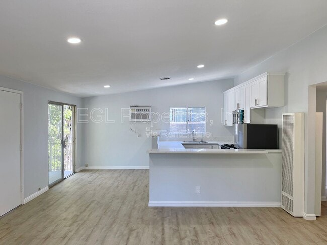 360 N San Vicente Blvd in West Hollywood, CA - Building Photo - Building Photo